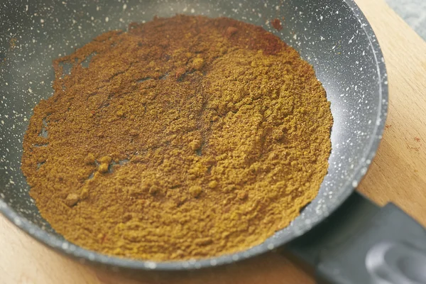 Koření paprika kari garam massala v pánvi — Stock fotografie