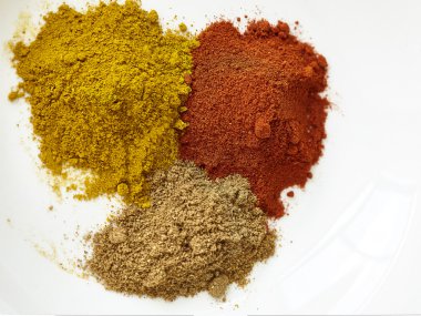 farklı baharatlar kırmızı biber köri garam massala beyaz tablo