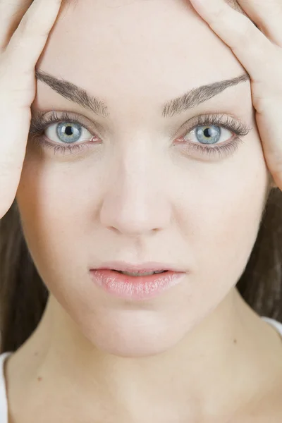 Stijlvolle jonge vrouw poseren in duidelijke achtergrond — Stockfoto