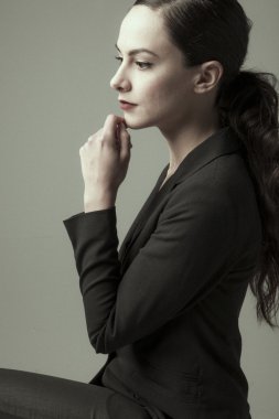 açık arka planda poz şık genç kadın