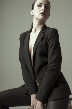 açık arka planda poz şık genç kadın