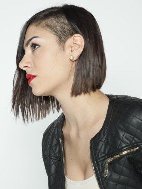 doğal brunete genç kadın açık arka planda poz