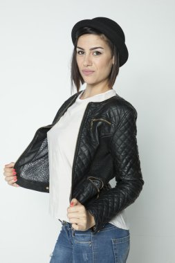 doğal brunete genç kadın açık arka planda poz