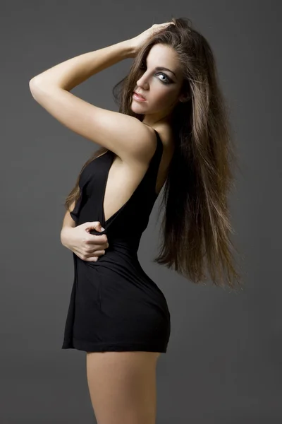 Mujer joven con estilo posando en un fondo claro — Foto de Stock