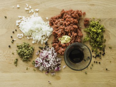bir kase içinde Steak tartare malzemeyi karıştırma