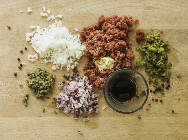 Mistura de bife tartare ingredientes em uma tigela — Fotografia de Stock