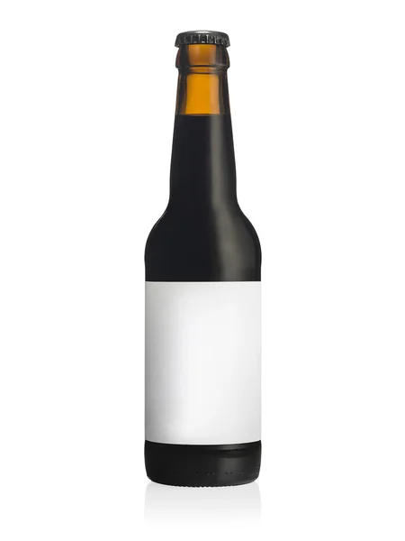 Bouteille de bière noire avec une étiquette vierge — Photo