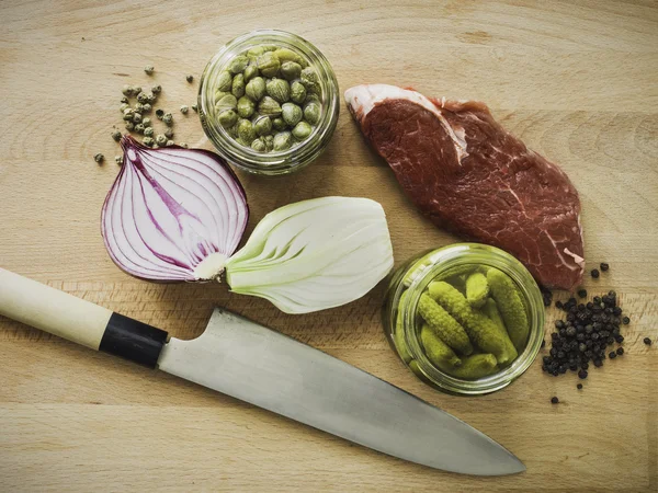 Mencampur bahan tartare steak dalam mangkuk — Stok Foto
