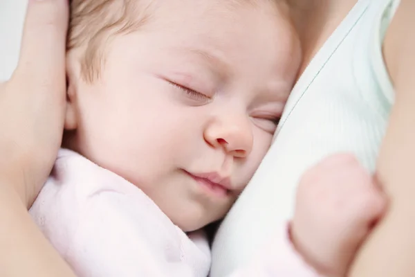 Neweborm bebê menina dormindo — Fotografia de Stock