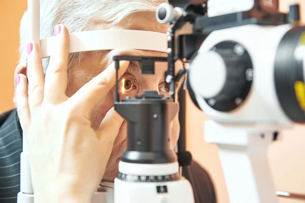 Αρσενικός ασθενής κάτω από οφθαλμολογική εξέταση θέαμα στην Οφθαλμολογική Κλινική — Φωτογραφία Αρχείου