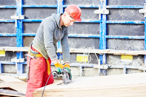 Werknemer timmerman meubelmaker op bouwplaats — Stockfoto