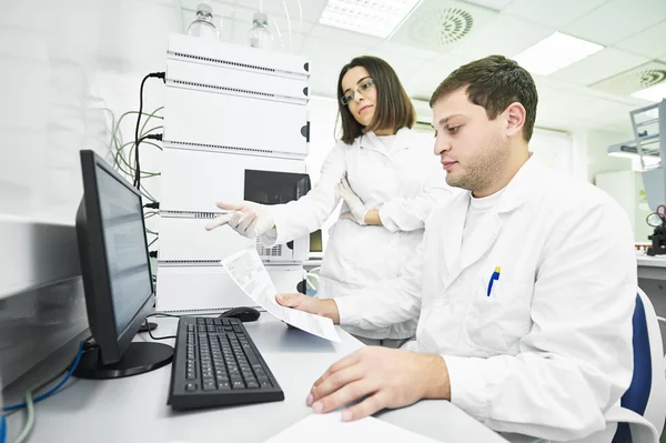 Pesquisadores analisando dados de cromatografia líquida — Fotografia de Stock