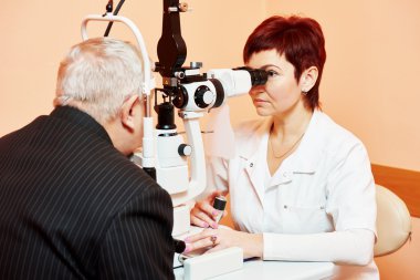 Kadın göz doktoruna veya optometrist iş başında