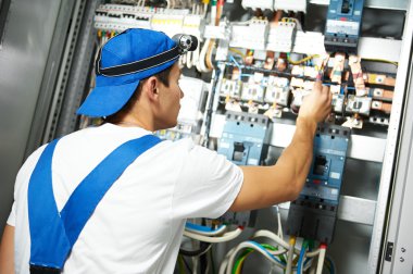 Elektrikçi elektrik metre Sınayıcısı sigorta kutusunda ile çalışır