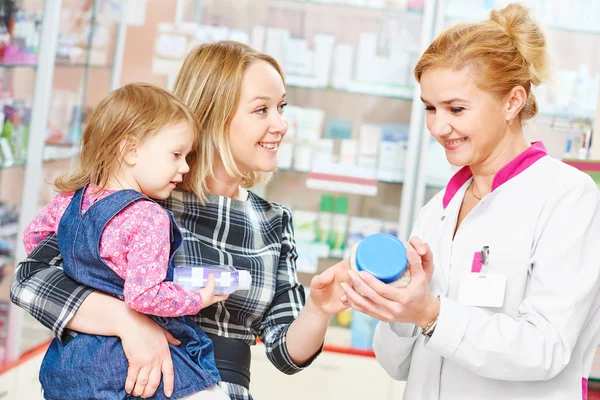 Familia en farmacia — Foto de Stock