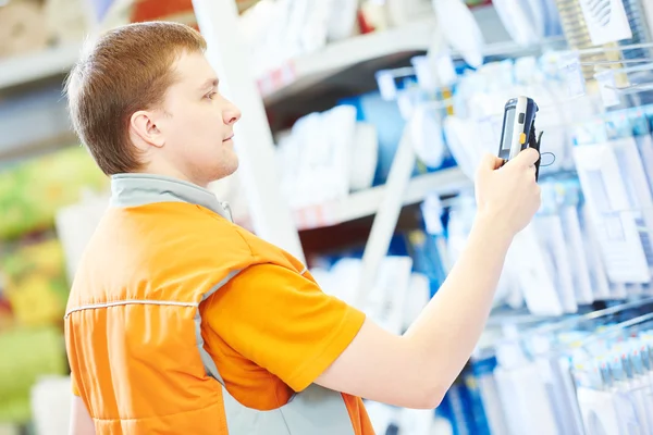 Ijzerhandel verkoper werknemer met arcode scanner — Stockfoto