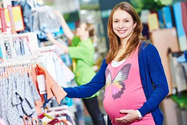 임신 중 쇼핑 하는 젊은 여자 — 스톡 사진