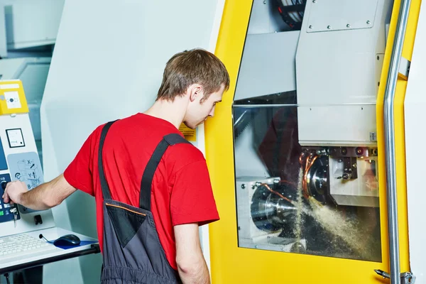 Arbeiter in der Werkzeugwerkstatt — Stockfoto