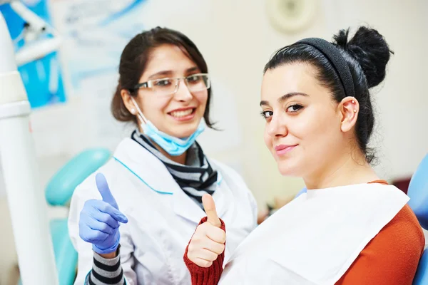 Weibliche asiatische Zahnarzt Arzt bei der Arbeit — Stockfoto