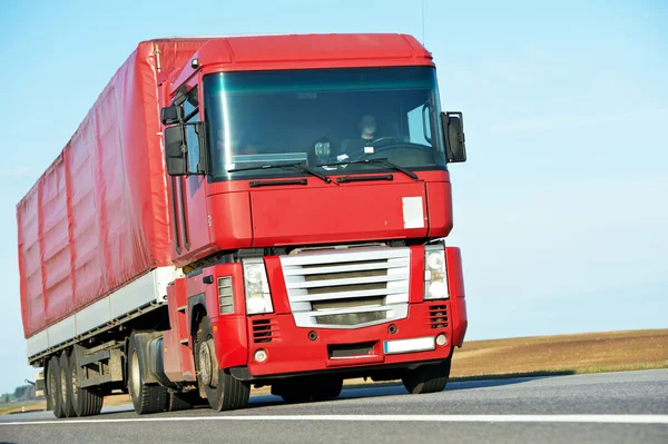 Vrachtwagen vrachtwagen op de snelweg weg — Stockfoto