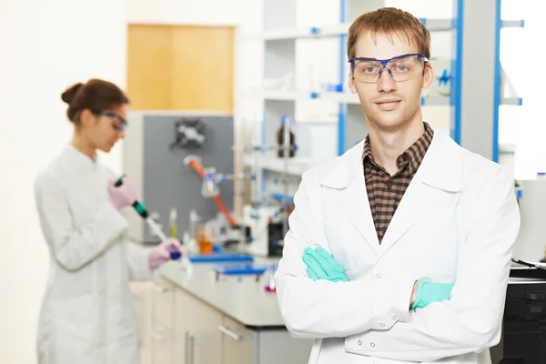 Wetenschappelijke onderzoekers maken experiment in laboratorium — Stockfoto