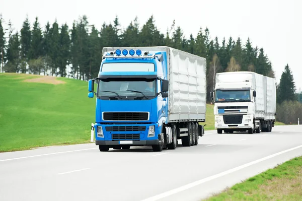 Ciężarówki ciężarówki na autostradzie drogi — Zdjęcie stockowe