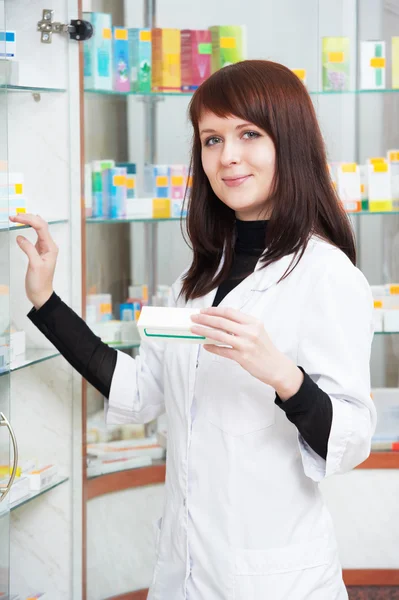 Farmacêutica mulher química que trabalha na farmácia farmácia — Fotografia de Stock