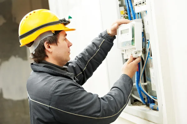 Eletricista instalar medidor de poupança de energia — Fotografia de Stock