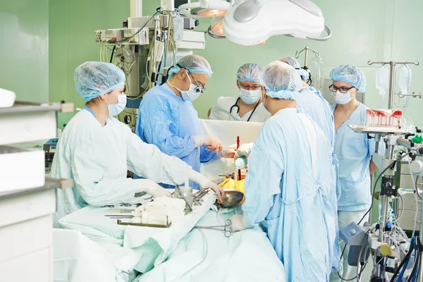Команда хірургів під час операції на серці — стокове фото