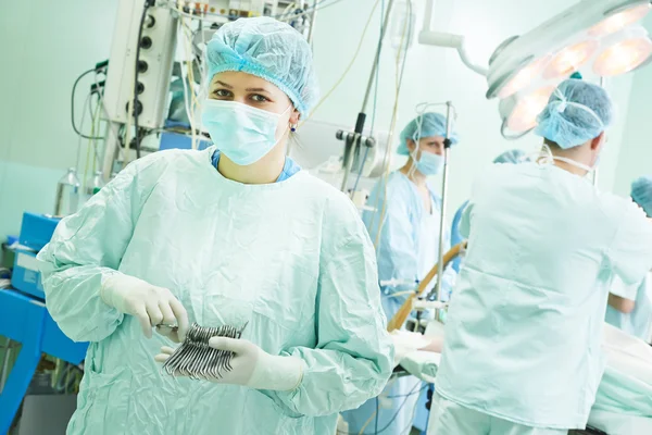 Equipo de cirujanos en cirugía cardíaca —  Fotos de Stock