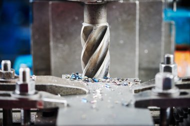 Fabrika kesicisiyle endüstriyel metalcilik kesme işlemi