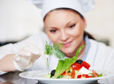 kadın aşçı Şef dekorasyon hazır salata yiyecek