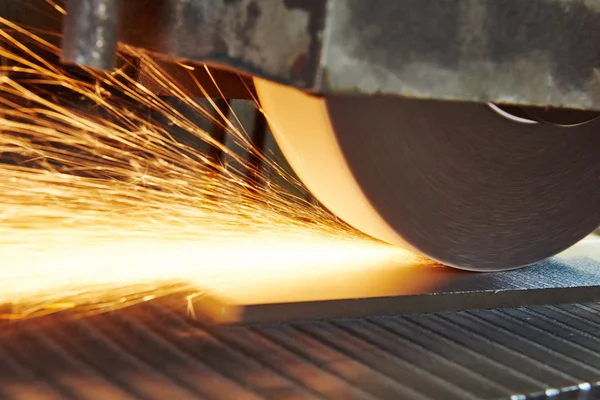 Industria metalúrgica. superficie metálica de acabado en la máquina amoladora horizontal —  Fotos de Stock