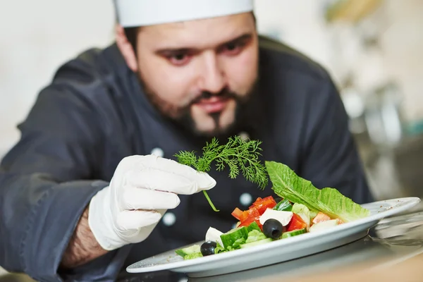 Шеф-повар, украшающий салат — стоковое фото