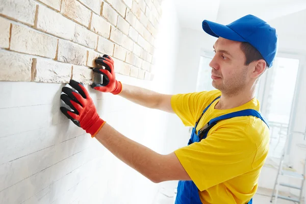 Trabajo de revestimiento de pared con ladrillo por trabajador albañil profesional — Foto de Stock