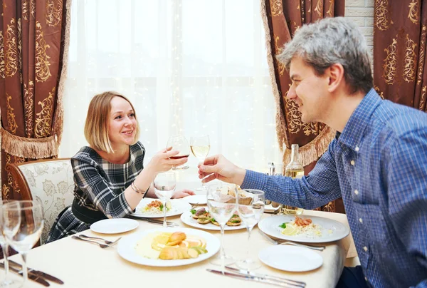 Junges Paar trinkt und isst im Restaurant — Stockfoto