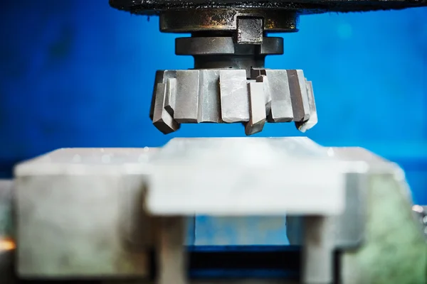 Proceso de corte metalúrgico industrial por fresadora —  Fotos de Stock