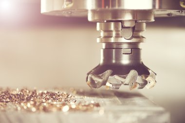 Fabrika kesicisiyle endüstriyel metalcilik kesme işlemi