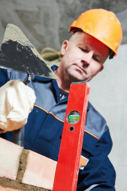 seviye ve mala ile iş yerinde tuğla ustası