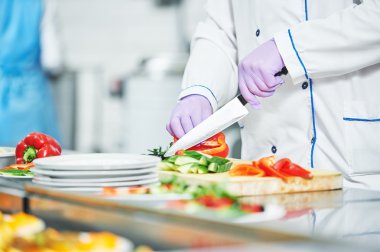aşçı Şef el salata yiyecek hazırlama