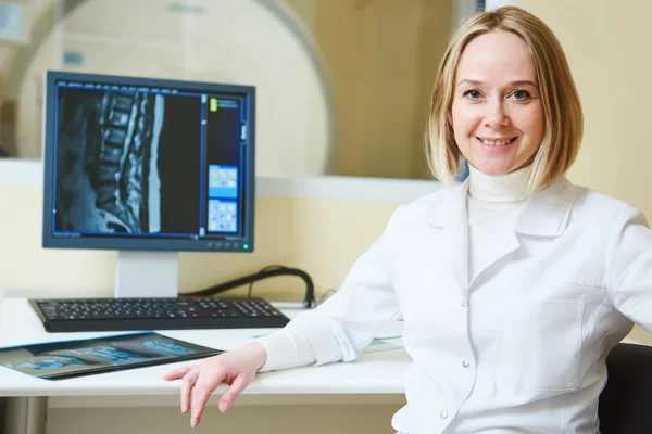 Tomografia femminile o MRI test medico ritratto — Foto Stock