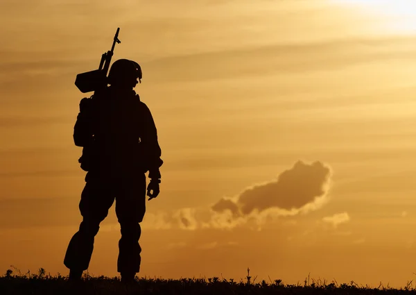 Makineli tüfek ile askeri askerin siluet — Stok fotoğraf