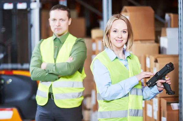 Warehouse managementsysteem. Werknemer met barcodescanner — Stockfoto