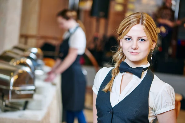 Catering-Service. Kellnerin im Dienst — Stockfoto