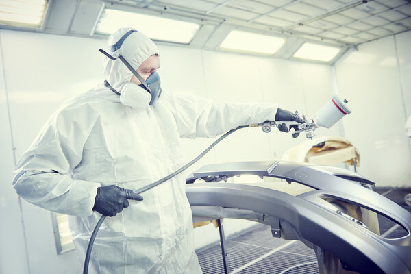 мастер по ремонту в камерной покраске автомобильного бампера
