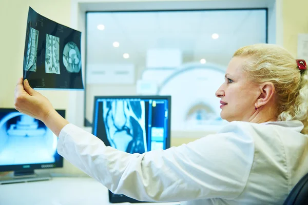 Computed tomography or MRI scanner test analysis — Stock Photo, Image