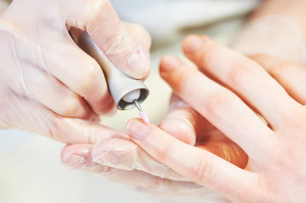 Cuidados com as unhas. manicure unha polonês procedimento de beleza — Fotografia de Stock