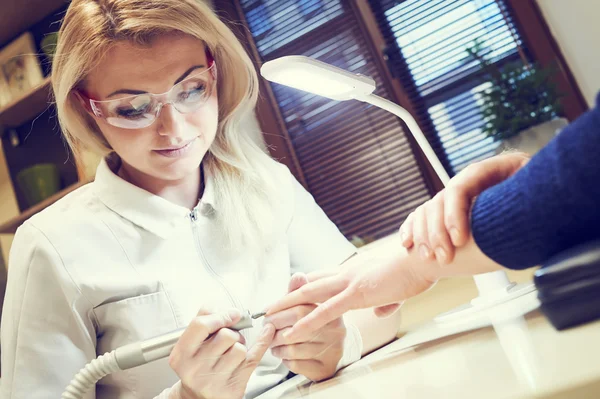 Manicura especialista mujer haciendo correo dedo cuidado de las uñas —  Fotos de Stock