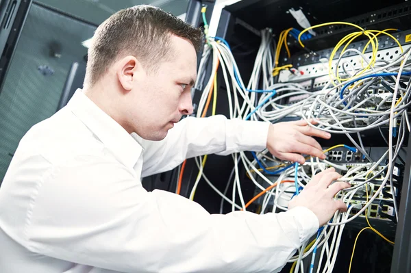 Engenheiro de rede que administra na sala de servidores — Fotografia de Stock