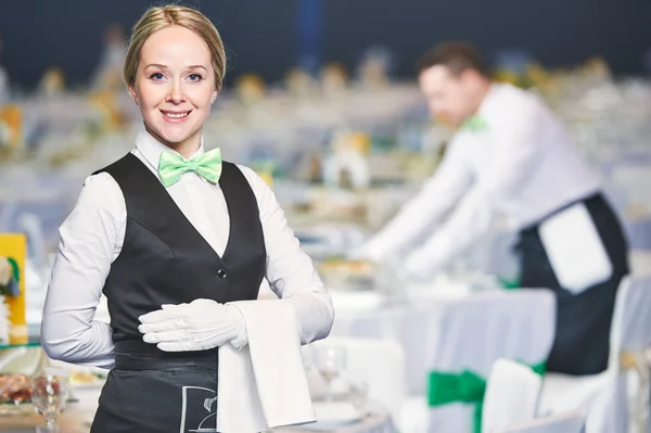 Serviço de catering. Empregada de mesa de serviço — Fotografia de Stock